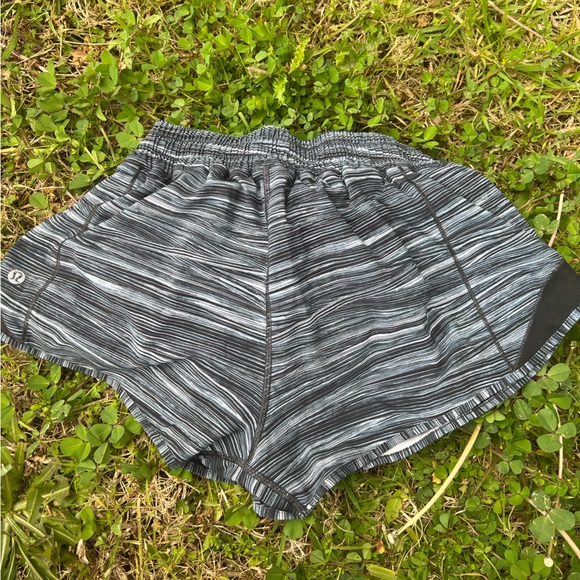 Lululemon Hotty Hot Short II Low Tide Alpine White Black / Black size 6 - Picture 4 of 7